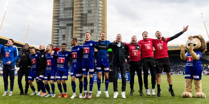 Spieler und Staff rund um FC Luzerns Trainer Mario Frick jubelt nach dem gewonnenen Rückspiel der Barrage. Barrage Rückspiel
