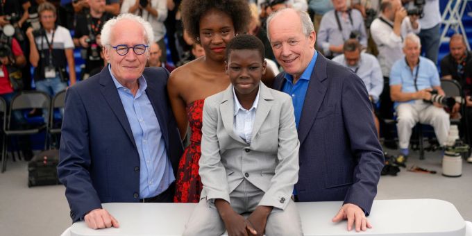 Regisseur Jean-Pierre Dardenne (l-r), Mbundu Joely, Pablo Schils und Regisseur Luc Dardenne stellten ihren Film «Tori and Lokita» in Cannes vor. Regisseur Jean-Pierre Dardenne (l-r), Mbundu Joely, Pablo Schils und Regisseur Luc Dardenne stellten ihren Film «Tori and Lokita» in Cannes vor.