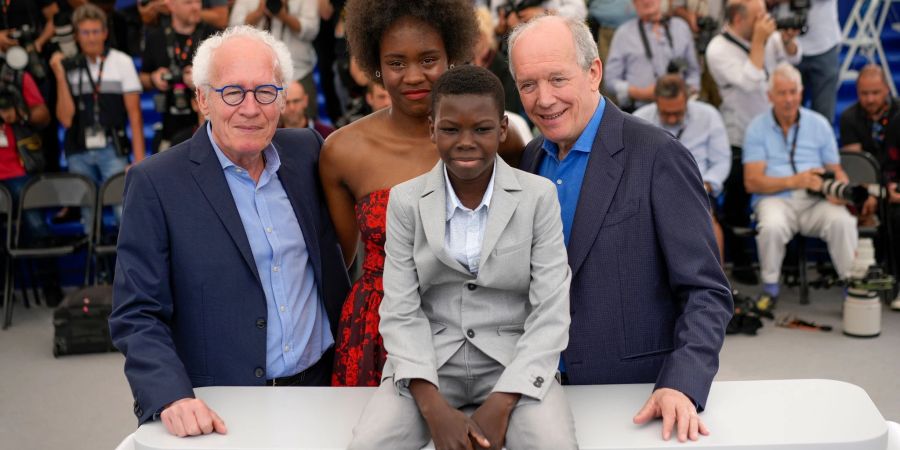 Regisseur Jean-Pierre Dardenne (l-r), Mbundu Joely, Pablo Schils und Regisseur Luc Dardenne stellten ihren Film «Tori and Lokita» in Cannes vor.