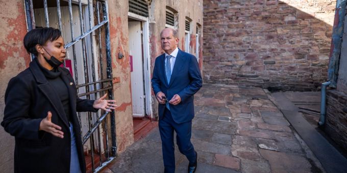 Scholz besichtigt das ehemalige Gefängnis «Number Four», in dem während der Apartheid auch zahlreiche politische Gefangene einsitzen mussten. Scholz besichtigt das ehemalige Gefängnis «Number Four», in dem während der Apartheid auch zahlreiche politische Gefangene einsitzen mussten.
