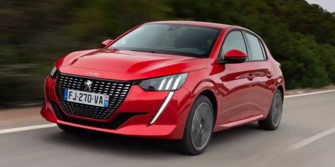 Der Peugeot 208 zieht bei den Neuzulassungen am bisherigen Spitzenreiter VW Golf vorbei. vw golf