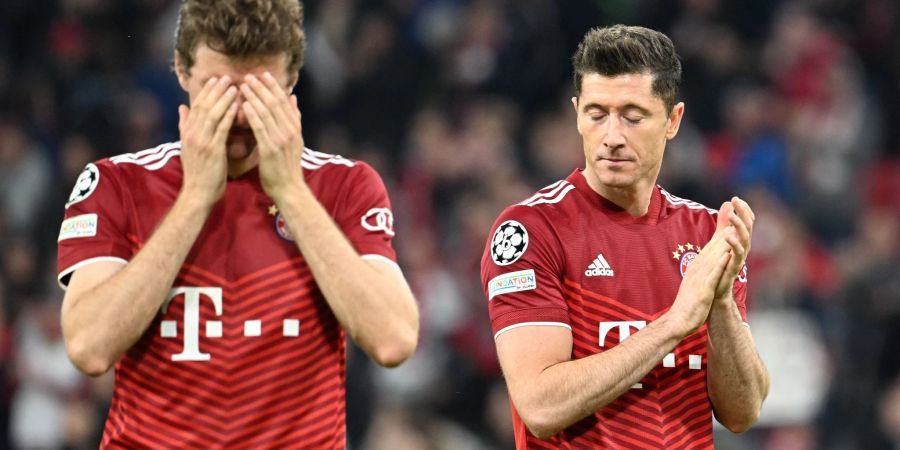 Thomas Müller (l) und die Bayern sind bereits im Viertelfinale an Villarreal gescheitert.