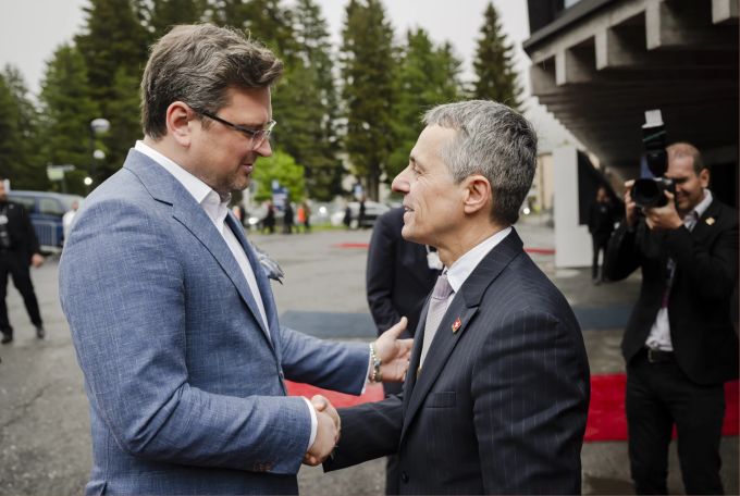Doch noch: Trotz Verspätung treffen sich Bundespräsident Ignazio Cassis und der ukrainische Aussenminister Dmytro Kuleba in Daovs. EPA/LAURENT GILLIERON World Economic Forum in Davos