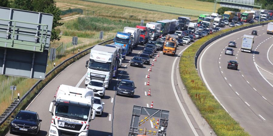 Autos stauen sich auf der A8 vor der Anschlussstelle Günzburg. Wegen der Sprengung einer Weltkriegsbombe musste die A8 zwischen den Anschlussstellen Günzburg und Burgau gesperrt werden.
