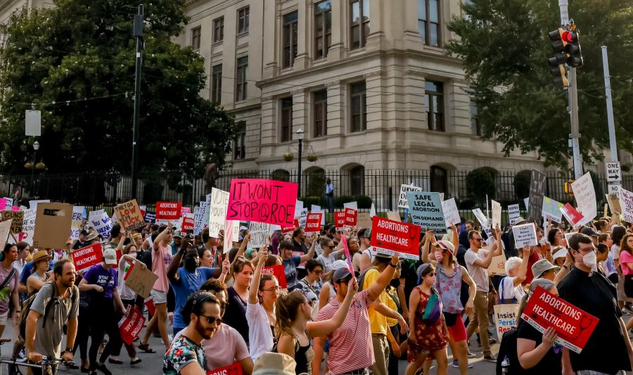 Tausende von Demonstranten versammelten sich etwa in Georgia vor dem Regierungsgebäude, um für das Recht auf Abtreibung zu demonstrieren.