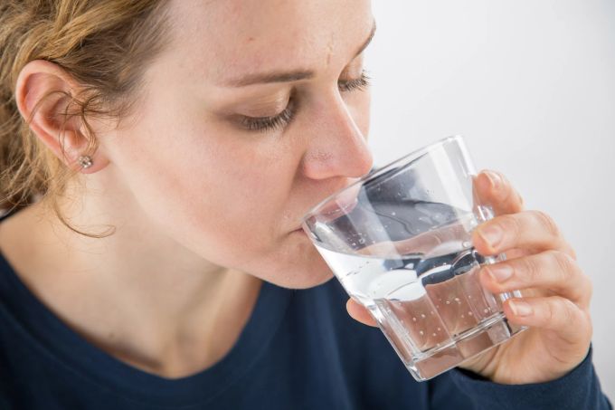 Wer beim Essen trinkt, greift am besten zu Wasser. Denn das verfälscht den Geschmack der Mahlzeit nicht – anders als Wein, Limo oder Cola. Frau Wasser Glas trinken
