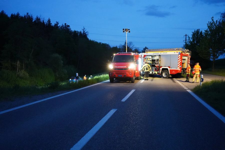 Einsatzkräfte am Unfallort in Hilfikon AG.