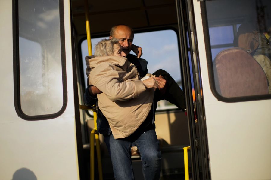 Viele der Insassen benötigten umgehend medizinische Hilfe. (AP Photo/Francisco Seco)