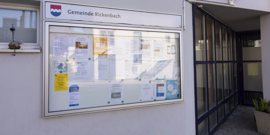 Ein Infokasten bei der Gemeindekanzlei in Rickenbach (BL).