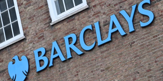 Das Logo von Barclays an einer Hausfassade. (Symbolbild) Barclays