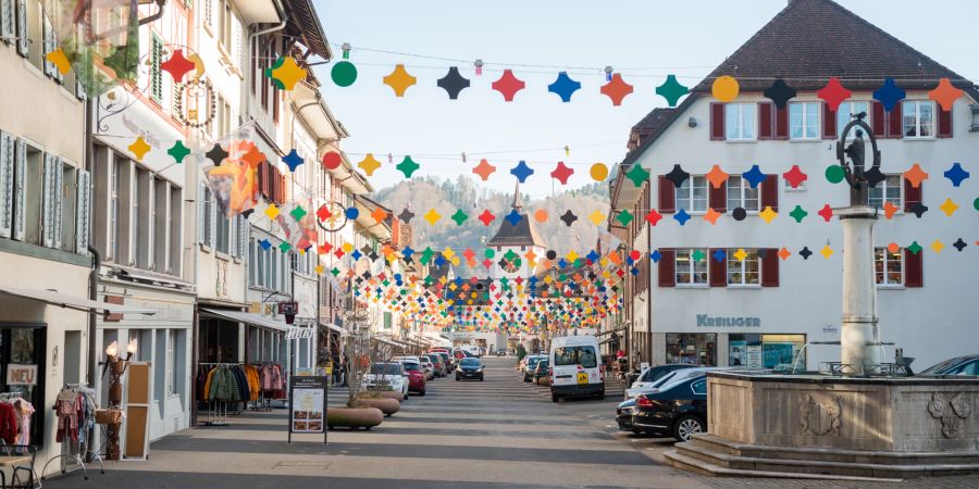 Die Hauptgasse mit Fasnachts-Städtlidekoration in Willisau.