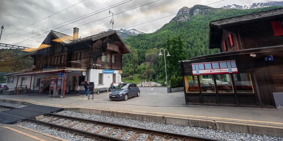 Der Bahnhof St. Niklaus mit dem Tourismusbüro.