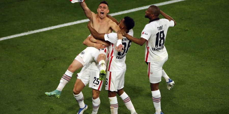 Eintrachts Santos Borre feiert den Siegtreffer.