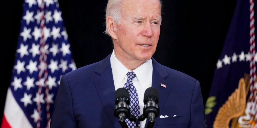 US-Präsident Biden wendet ein Gesetz aus Kriegszeiten an, um die Engpässe bei Babynahrung zu stoppen.