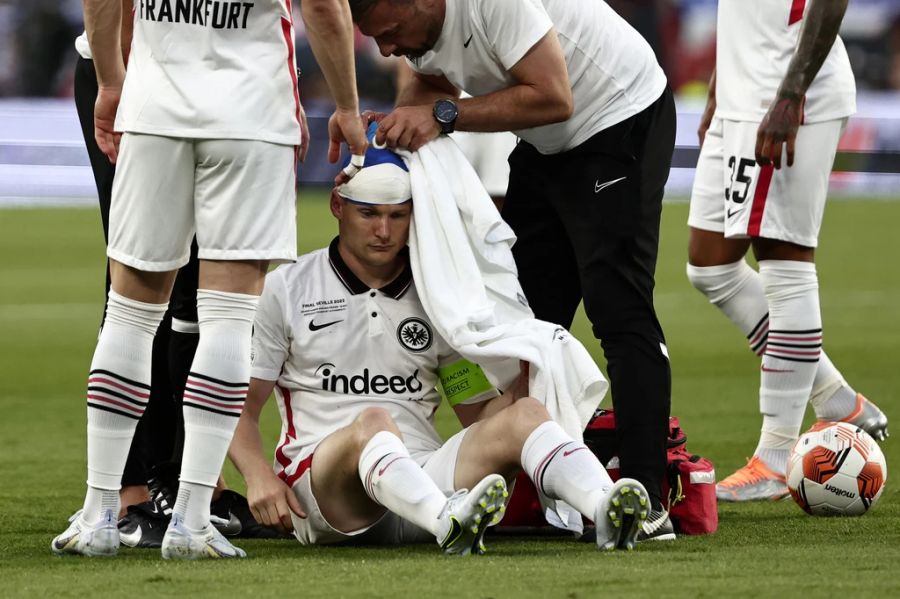 Der Kapitän der Eintracht Frankfurt bekommt einen Turban verpasst.