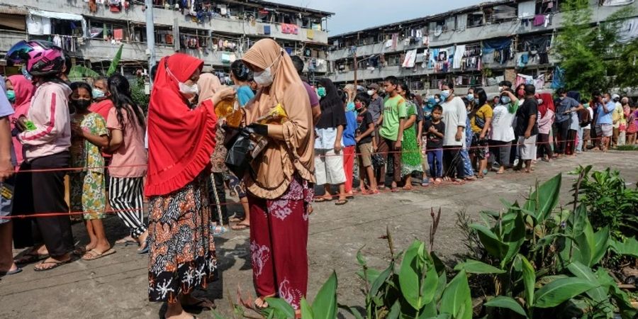 Schlange vor Öl-Verkaufsstand in Pelambang