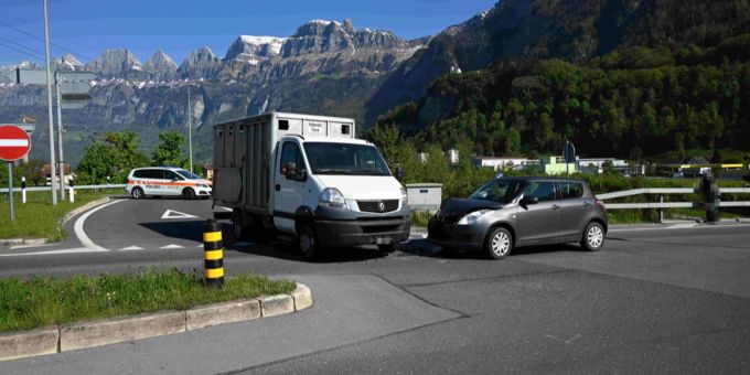 Zusammenprall zwischen Auto und Lieferwagen.