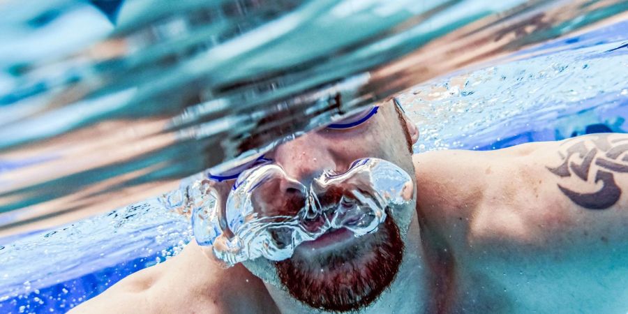Um Unterkühlungen zu vermeiden, sollte man nicht zu lange im Wasser bleiben. Als Faustregel gilt: Wassertemperatur gleich Zeit im Wasser in Minuten.