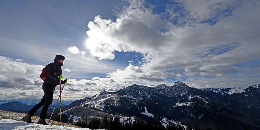 Gerade im Frühjahr müssen Wanderinnen und Wanderer in den Alpen noch mit Schneefeldern rechnen - beim Queren ist Vorsicht geboten.