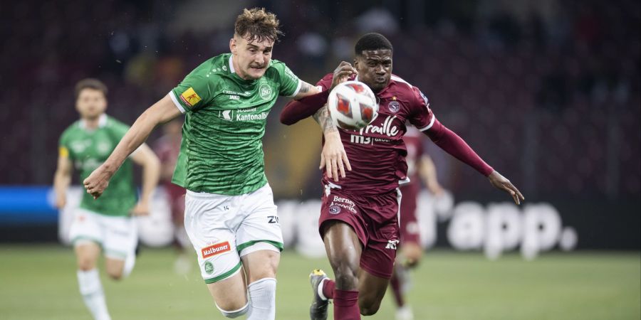 St.Gallens Matej Maglica (l.) gegen Chris Bedia.