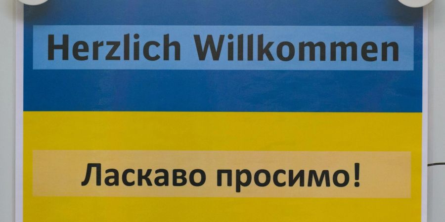 «Herzlich Willkommen» steht auf einem Schild auf dem Dresdner Hauptbahnhof in deutscher und ukrainischer Sprache.