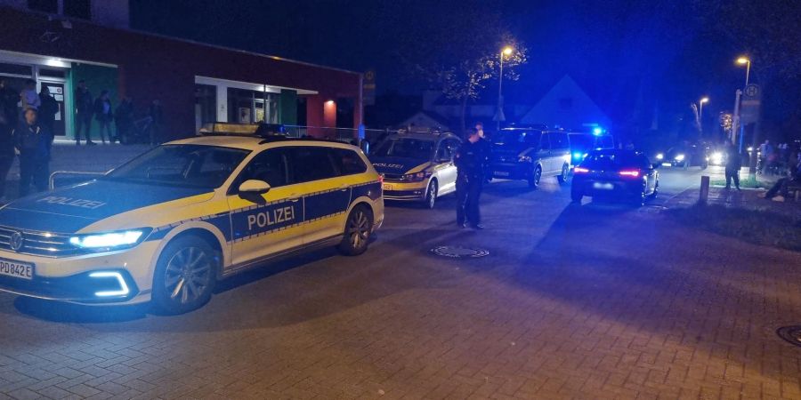 Einsatzkräfte der Polizei halten sich nach einer Schlägerei am Tatort auf.