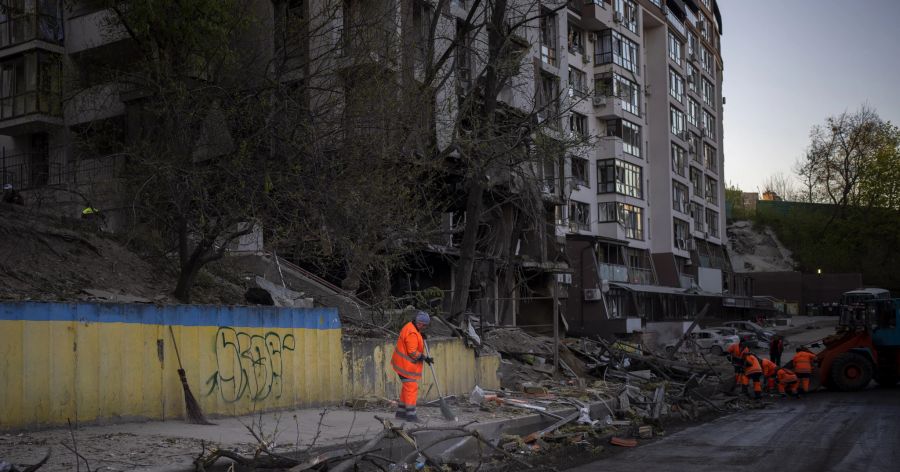 Der Ukraine-Krieg hinterlässt Spuren: In Kiew schlugen am Donnerstag mehrere Bomben ein. Ukrainer räumen die Strassen am Freitag, 29. April, auf.