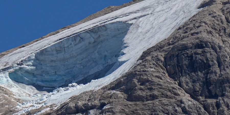 Nach dem massiven Gletscherbruch und einer Lawine geht in den Dolomiten die Suche nach weiteren Toten unter erschwerten Bedingungen weiter.