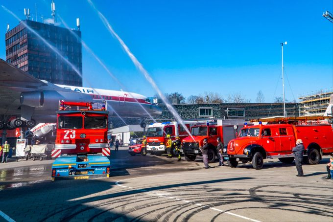 Die Yankee-Walter, mit allen Ehren empfangen von der Feuerwehr der Stadt Luzern; dahinter die berühmte Verkehrshaus-Coronado, ein Symbol für das Jet-Zeitalter, dessen neue Entwicklungen Hand in Hand gingen mit der Evolution der Flugfeldlöschfahrzeuge. Schweiz Feuerwehr Flughafen