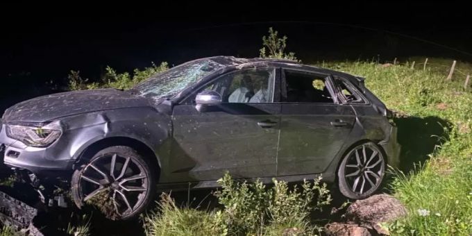 Autolenker stürzt einen steilen Abhang hinunter.
