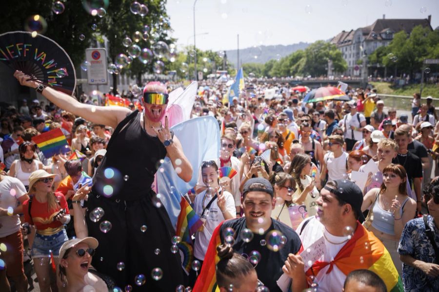 Die Pride in Zürich zog am Samstag mehrere Tausend Menschen an.