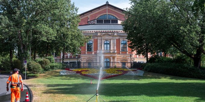 Das Festspielhaus vor Beginn der Bayreuther Festspiele. Das Festspielhaus vor Beginn der Bayreuther Festspiele.