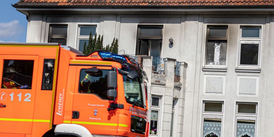Verrusste und beschädigte Fenster und Türen: Bei einem Feuer in einem Mehrfamilienhaus in Hameln ist ein Kind ums Leben gekommen, weitere Personen wurden nach Angaben der Feuerwehr teils schwer verletzt.