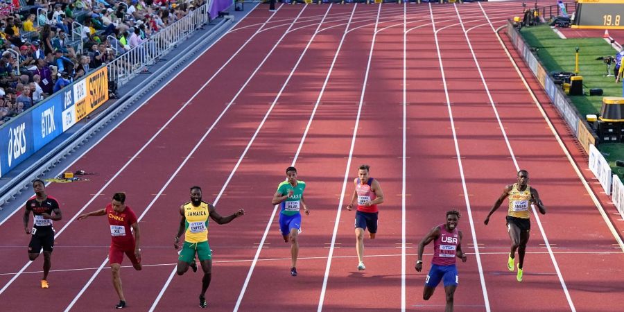 Der US-Amerikaner Noah Lyles (2.v.r) gewinnt einen Lauf im 200-Meter-Wettkampf der Männer.