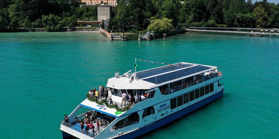 Der erste Elektro-Katamaran der Bodensee-Schiffsbetriebe (BSB) wurde am Sonntag in Konstanz (D) auf den Namen «Insel Mainau» getauft.