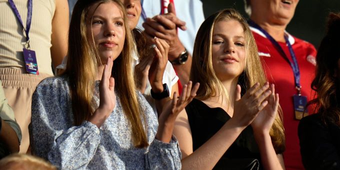 Prinzessin Sofia (l.) und Kronprinzessin Leonor im Brentford Community Stadion. felipe tochter leonor