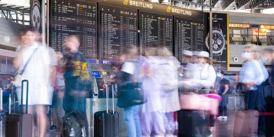 Passagiere im Flughafen in Frankfurt am Main. Der Betreiber Fraport plant den Einsatz neuer Technologien und baut dafür ein eigenes 5G-Netz auf.