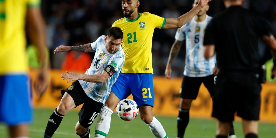 Argentiniens Lionel Messi und Brasiliens Matheus Cunha kämpfen um den Ball.