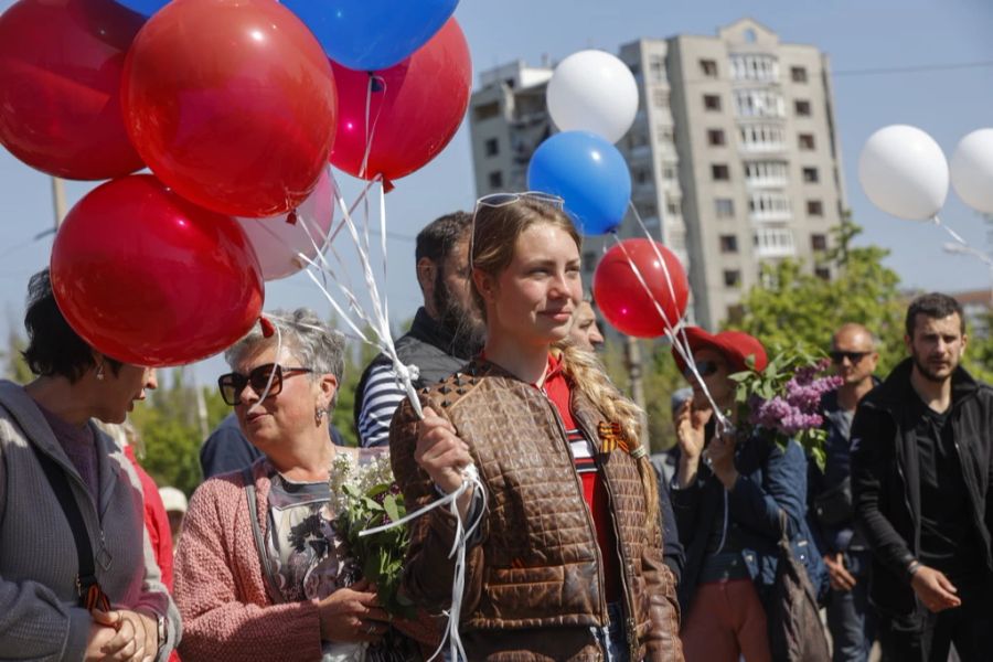 Laut einem ukrainischen Journalisten seien nur die Strassen geräumt worden, in denen die Russen ihre Parade filmten.