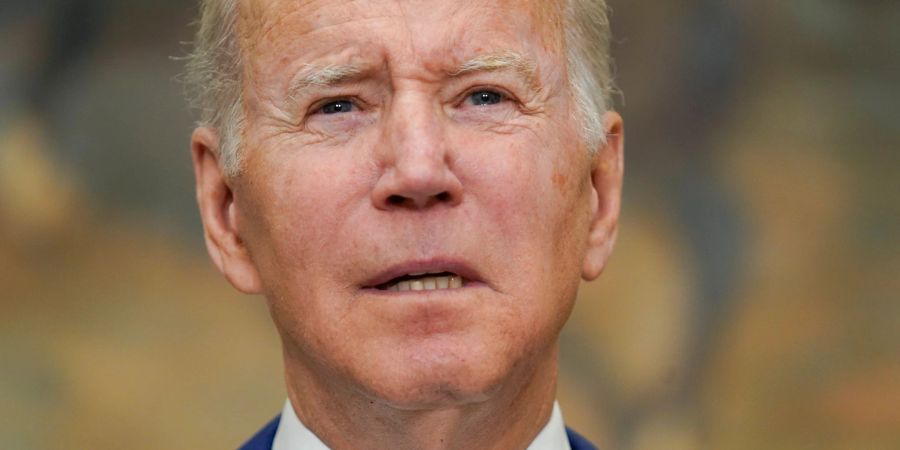 Eine hohe Inflationsrate setzt den US-Präsidenten unter Druck und belastet die Bevölkerung - mit kostenlosem Internet für Einkommensschwache will Biden nun gegensteuern.