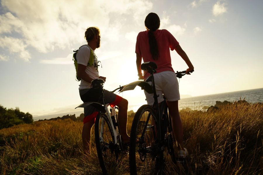 Bike Frau Mann Klippe Meer