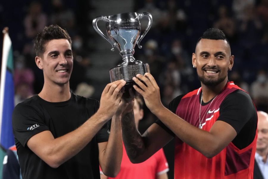 Nick Kyrgios (r.) und Thanasi Kokkinakis triumphieren bei den Australian Open 2022 im Doppel.