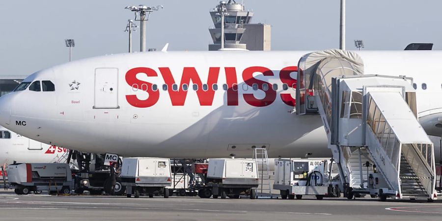 Im Streit um den Krisen-Gesamtarbeitsvertrag (GAV) weist die Swiss die Vorwürfe der Bodenpersonalgewerkschaft SEV-Gata zurück: Die Airline habe den Krisen-GAV nicht entgegen den Vereinbarungen mit den Gewerkschaften in Kraft gesetzt, sagte ein Sprecher. (Archivbild)