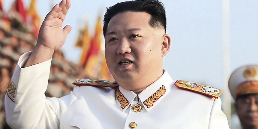 Nordkoreas Machthaber Kim Jong Un bei einer Militärparade im April 2022. (Archivbild)