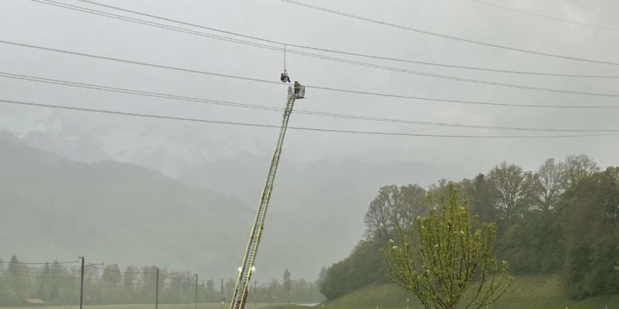 Ein Gleitschirmflieger blieb beim Landeanflug in Enney FR am Samstag auf rund dreissig Metern Höhe in einer Hochspannungsleitung hängen. Der Rettungseinsatz dauerte mehrere Stunden.