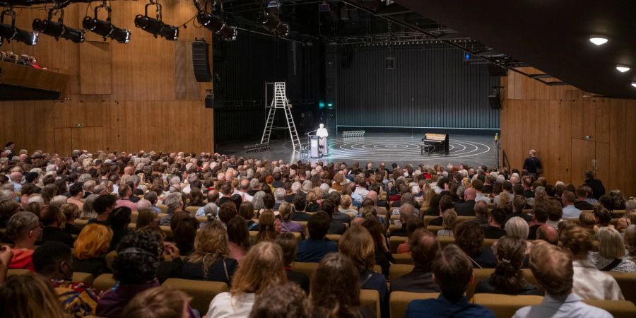 Hier sind vergleichsweise viele Gäste dabei: Das Publikum bei der Eröffnung des Berliner Theatertreffens am Freitag.