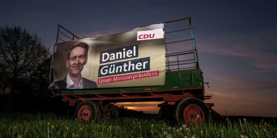 Wahlwerbung für Daniel Günther auf einem Feld