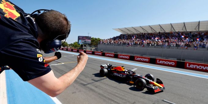 Formel-1-Pilot Max Verstappen fährt im Red-Bull-Boliden über die Ziellinie und gewinnt das Rennen. Red Bull Racing