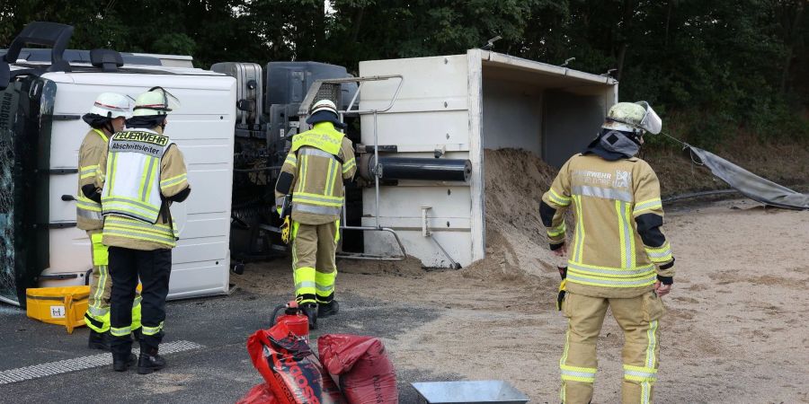 Ein LKW, der mit Sand beladen war, liegt nach einem Unfall auf der Autobahn 46 auf der Seite.