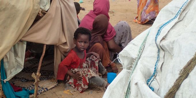 Von der Dürre betroffene Menschen sitzen vor einer Hütte im Lager für Binnenflüchtlinge Al-Hidaya am Rande von Mogadischu. solidaritätstag glückskette